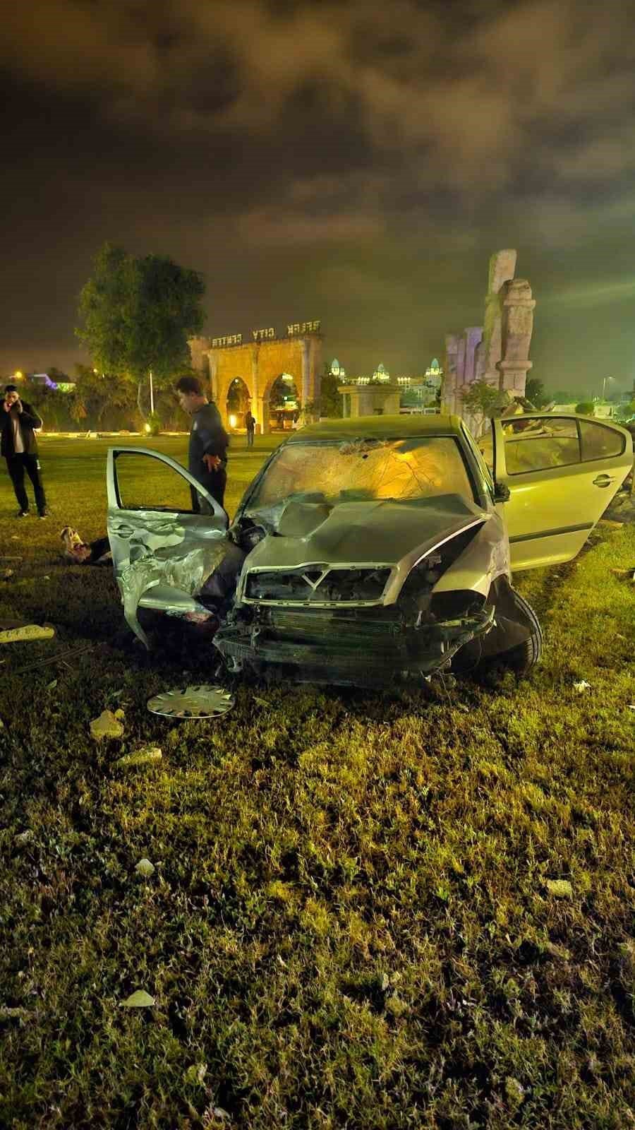 Kontrolden Çıkan Otomobil Dekoratif Surlara Çarptı: 4 Yaralı