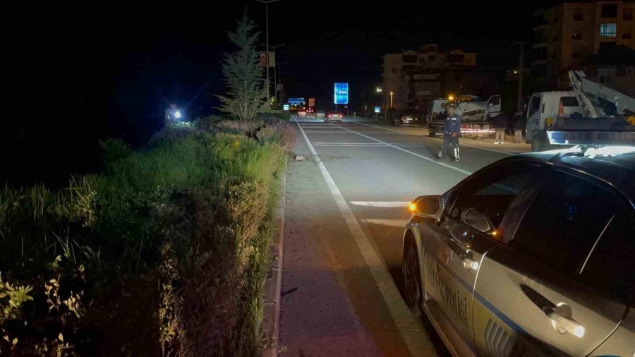Karaman’da Otomobil Aydınlatma Direğini Devirdi: 1 Yaralı