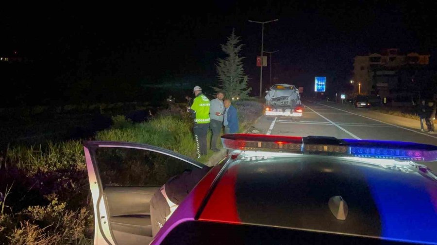Karaman’da Otomobil Aydınlatma Direğini Devirdi: 1 Yaralı