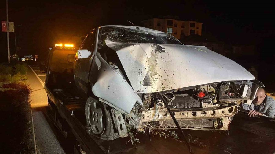 Karaman’da Otomobil Aydınlatma Direğini Devirdi: 1 Yaralı