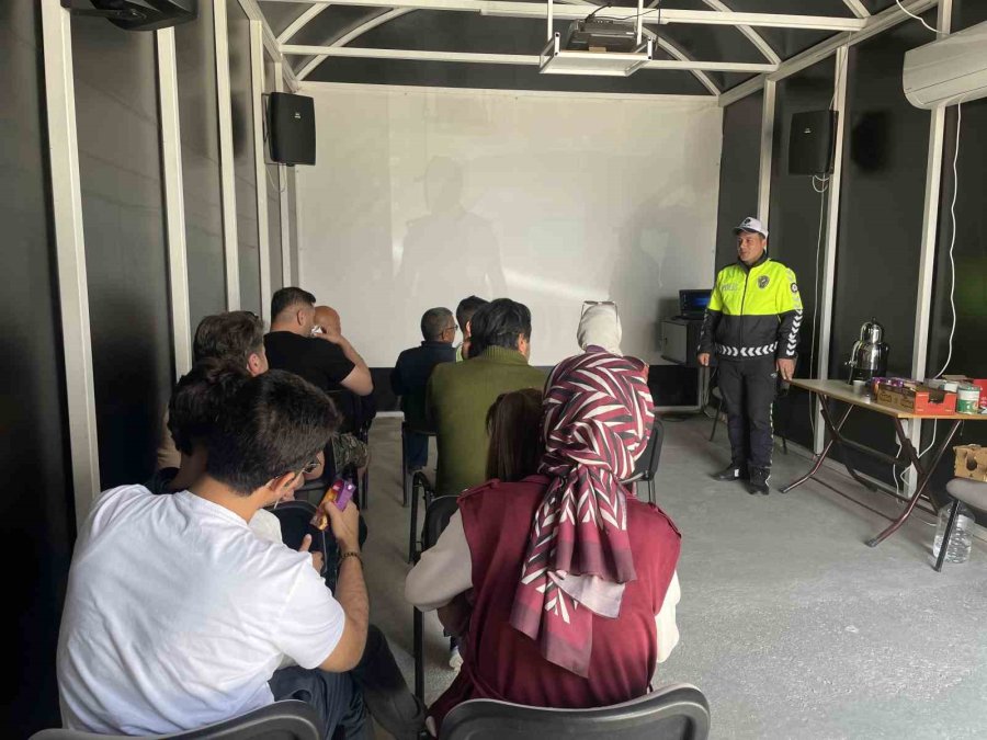 Bayram Tatili İçin Yoldaki Sürücülere Dikkat Çeken ’yaşam Tüneli’ Uygulaması