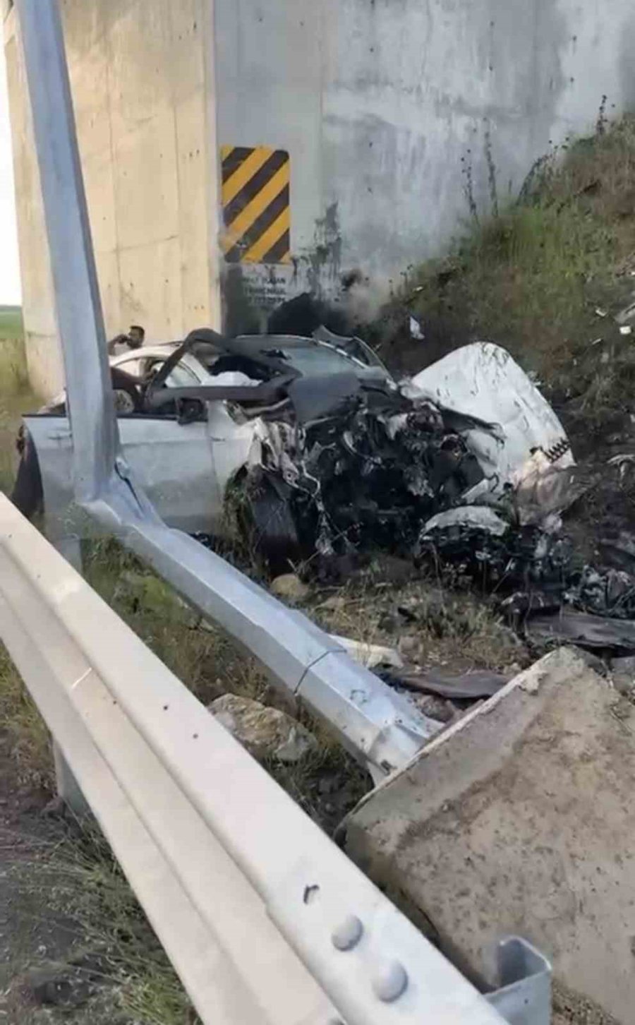 Otomobil Direğe Çarptı: 1 Ölü, 1 Yaralı