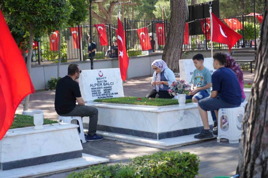 Şehit Babası Evladının Kabri Başında: "30 Sene Geçti Ama Kolay Geçmedi"