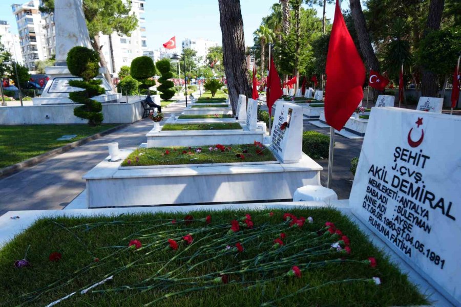 Şehit Babası Evladının Kabri Başında: "30 Sene Geçti Ama Kolay Geçmedi"