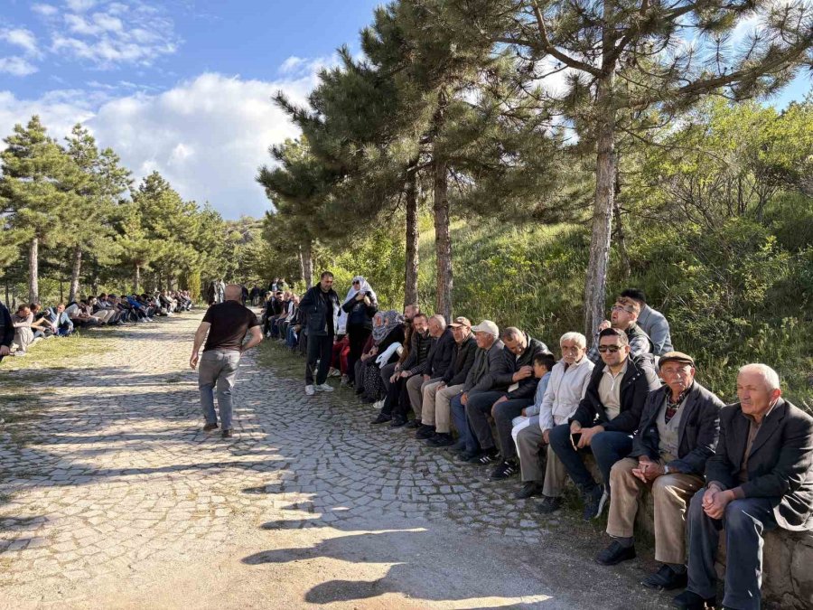 Güzelyurt’ta Şekerli Mezarlık Ziyareti Geleneği Sürüyor