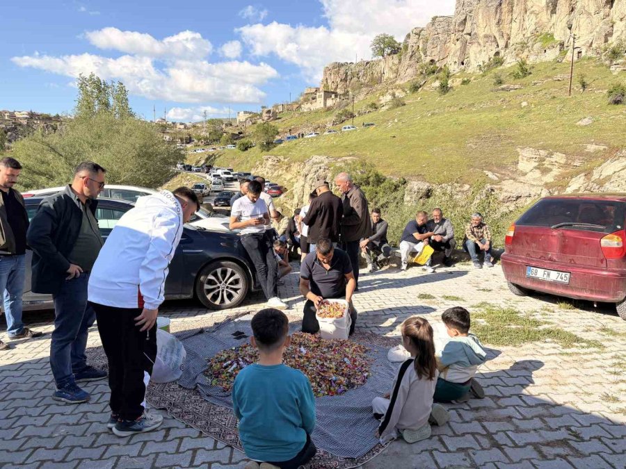 Güzelyurt’ta Şekerli Mezarlık Ziyareti Geleneği Sürüyor