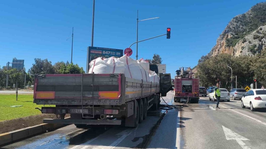 Kırmızı Işıkta Bekleyen Tır Alevlere Teslim Oldu