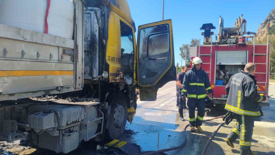 Kırmızı Işıkta Bekleyen Tır Alevlere Teslim Oldu