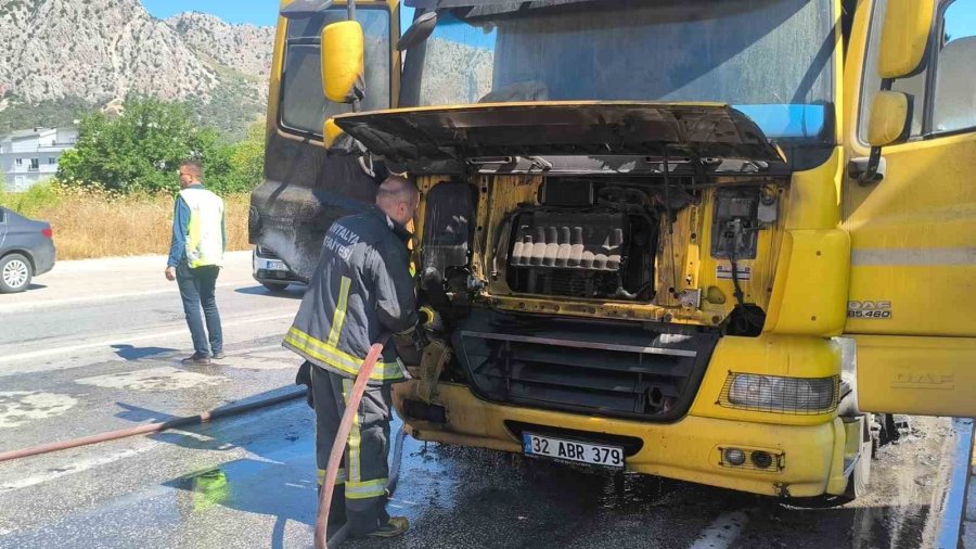 Kırmızı Işıkta Bekleyen Tır Alevlere Teslim Oldu
