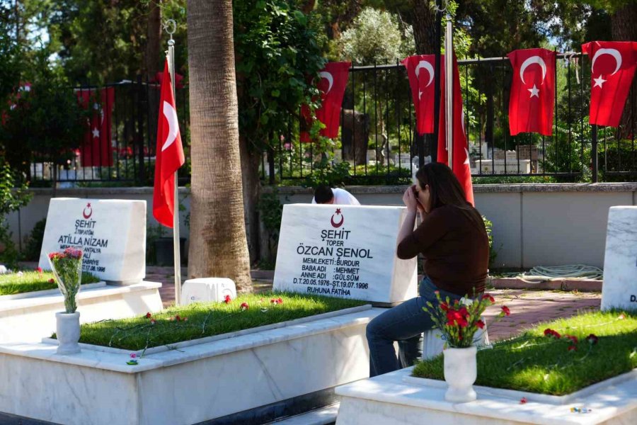 Şehit Babası Evladının Kabri Başında: "30 Sene Geçti Ama Kolay Geçmedi"