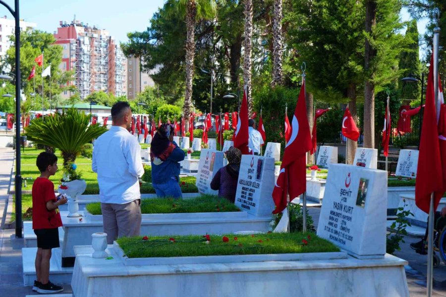 Şehit Babası Evladının Kabri Başında: "30 Sene Geçti Ama Kolay Geçmedi"