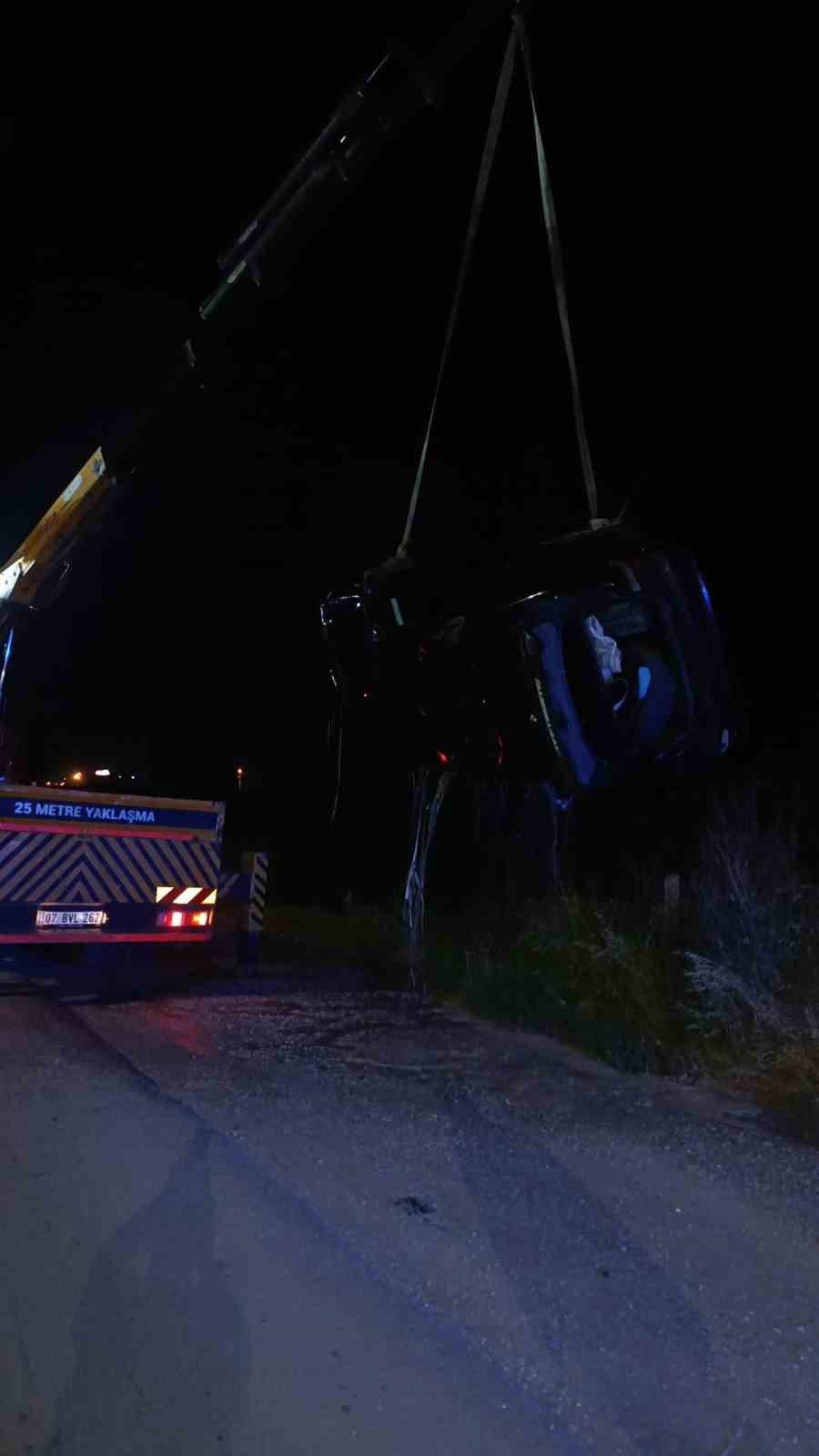 Lüks Otomobil Kanala Uçtu, Sürücü Araçtan Çıkıp Olay Yerinden Ayrıldı