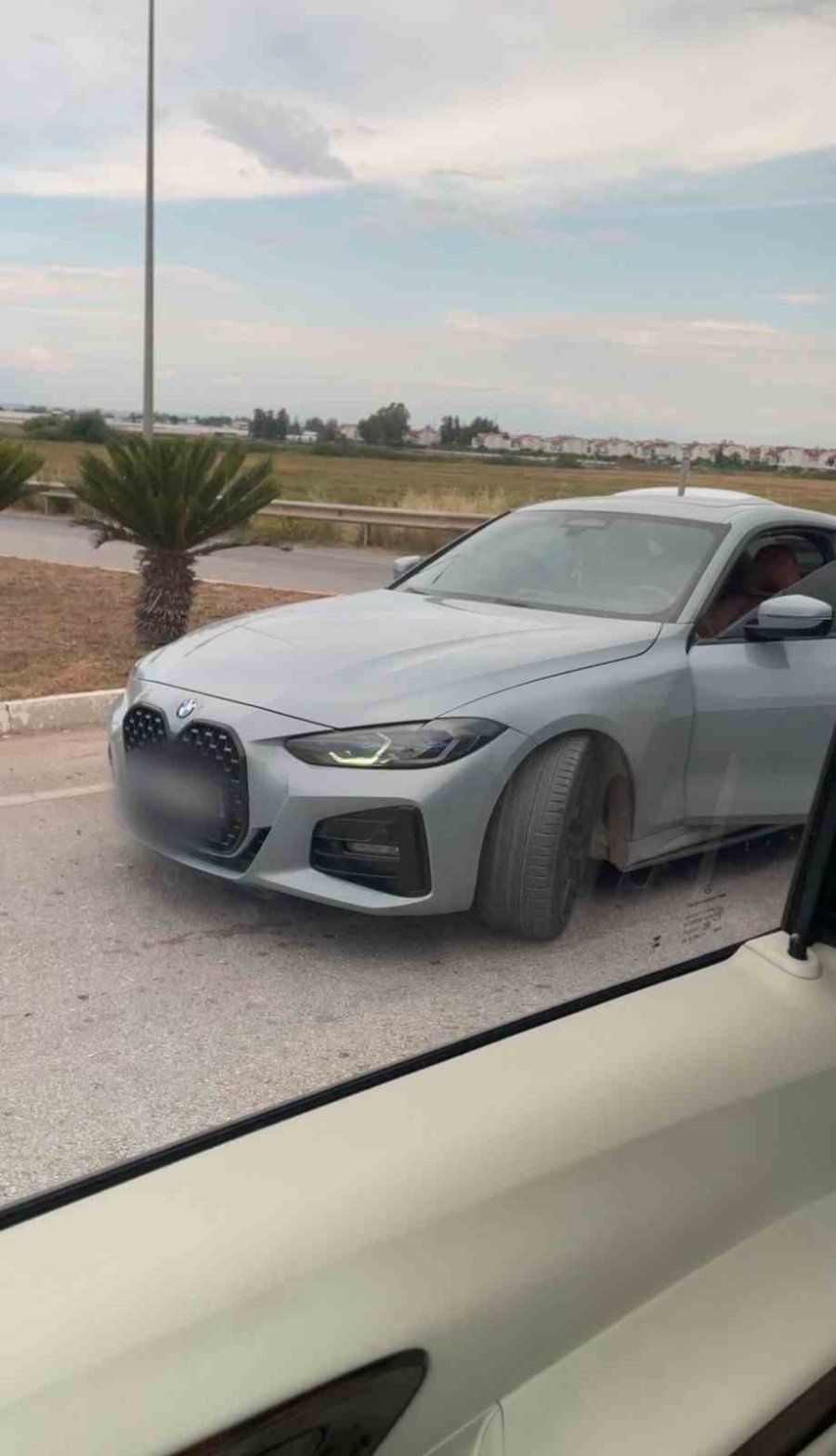Aracın Önünü Kesip Saldırdı, Görüntüleri Silmesi İçin Tehdit Etti