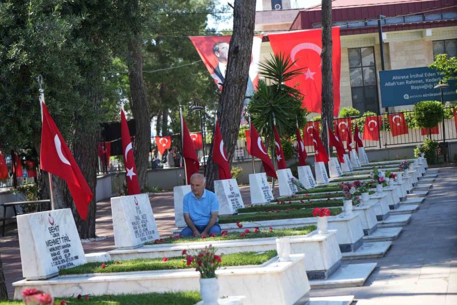 Şehit Babası Evladının Kabri Başında: "30 Sene Geçti Ama Kolay Geçmedi"