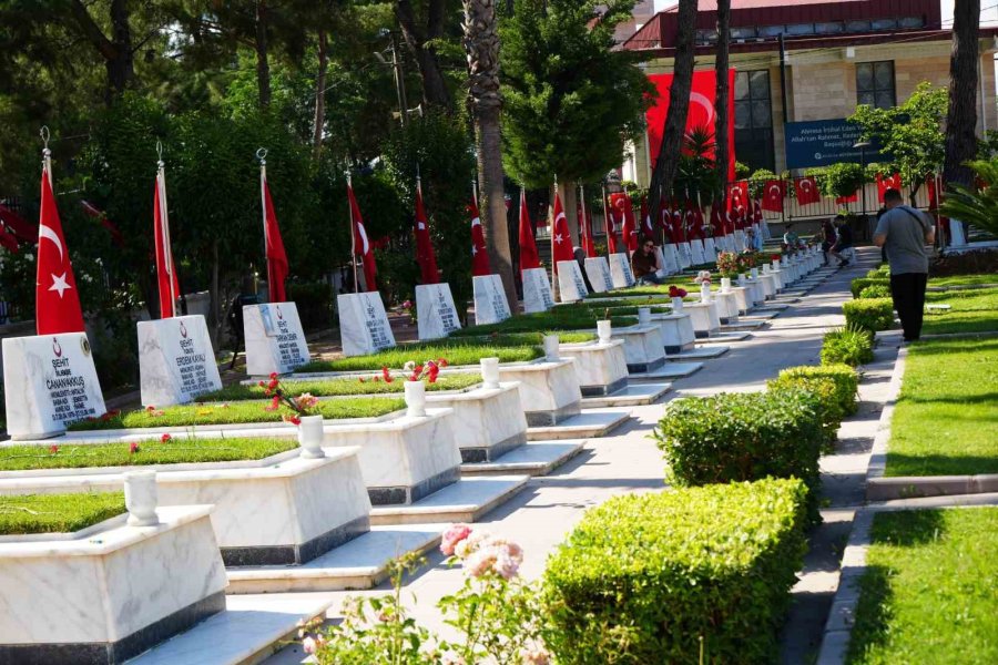 Şehit Babası Evladının Kabri Başında: "30 Sene Geçti Ama Kolay Geçmedi"