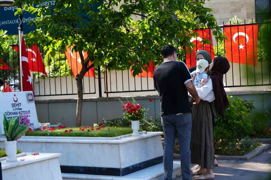Şehit Babası Evladının Kabri Başında: "30 Sene Geçti Ama Kolay Geçmedi"