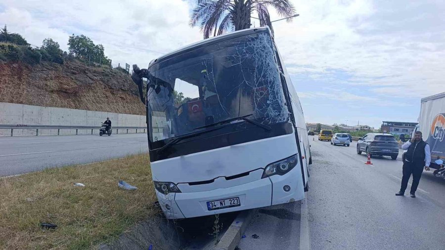 Şehirlerarası Yolcu Otobüsü Çevreyolu’nda Refüje Çıktı: 1 Yaralı