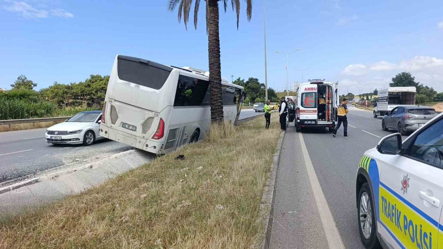 Şehirlerarası Yolcu Otobüsü Çevreyolu’nda Refüje Çıktı: 1 Yaralı