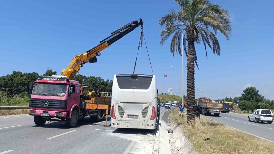 Şehirlerarası Yolcu Otobüsü Çevreyolu’nda Refüje Çıktı: 1 Yaralı