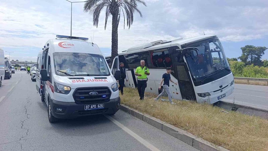 Şehirlerarası Yolcu Otobüsü Çevreyolu’nda Refüje Çıktı: 1 Yaralı