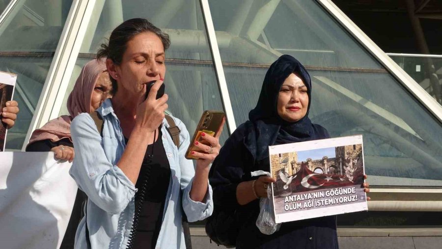 Nekropolde Güvercinleri Ölüme Götüren Dikenli Tel Ve Ağ Sistemi