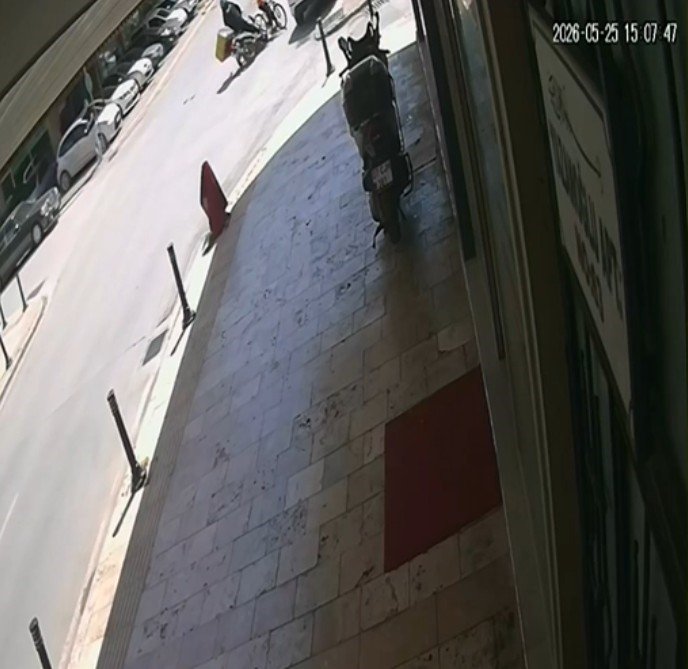 Bisikletli Çocuğa Çarpmamak İçin Motosikletini Devirip Yaralandı