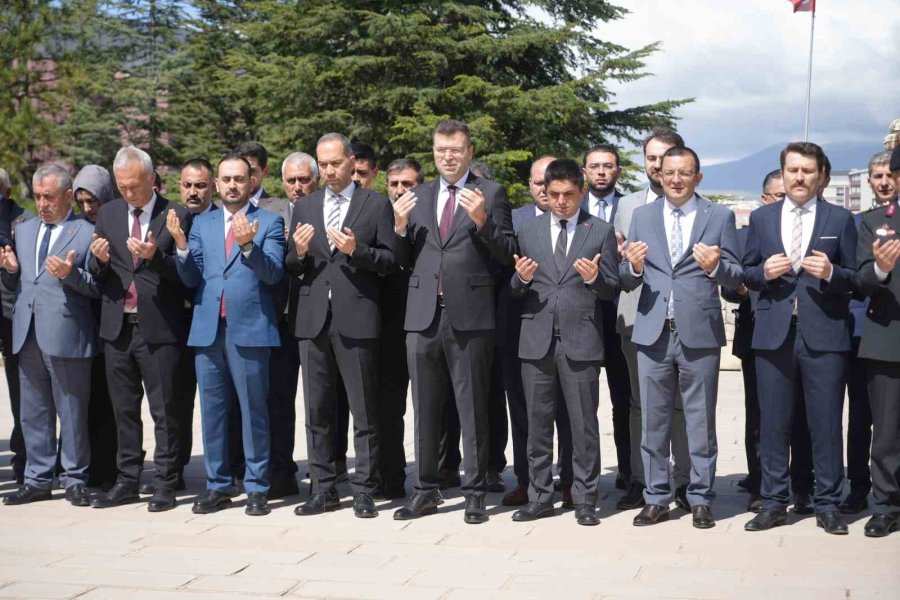 Niğde’de Bayram Arifesinde Şehitlik Ziyaret Edildi