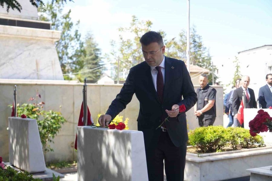 Niğde’de Bayram Arifesinde Şehitlik Ziyaret Edildi