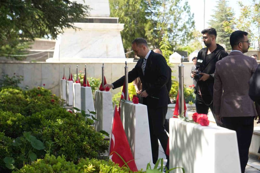 Niğde’de Bayram Arifesinde Şehitlik Ziyaret Edildi