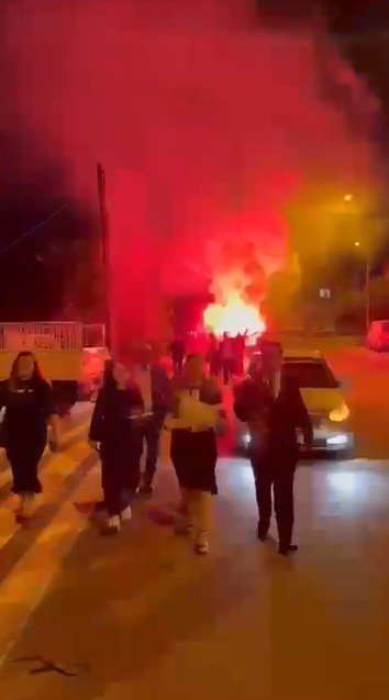 Taraftar Gibi Kız İstemeye Meşalelerle Gidince İtfaiyeye Yangın İhbarı Yapıldı