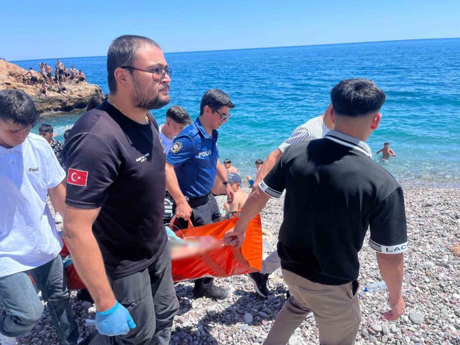Arkadaşını Kurtarmak İsterken Boğulma Tehlikesi Geçiren Çocuk Hastanelik Oldu