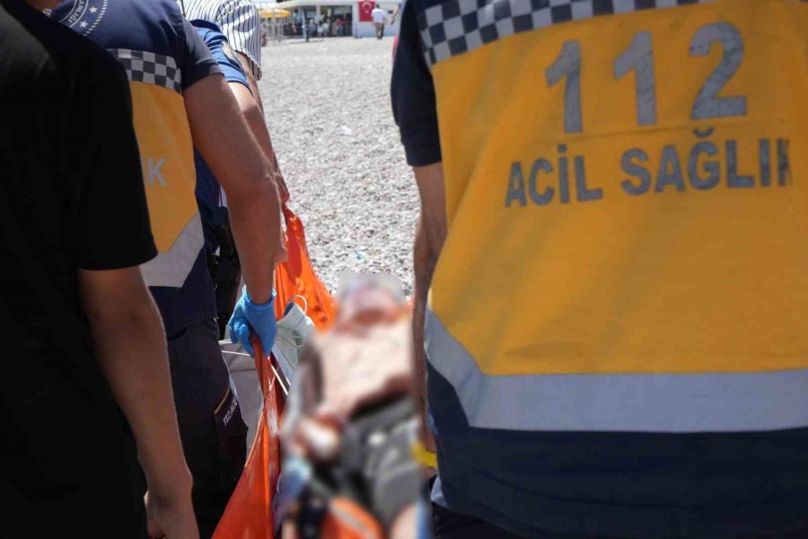 Arkadaşını Kurtarmak İsterken Boğulma Tehlikesi Geçiren Çocuk Hastanelik Oldu