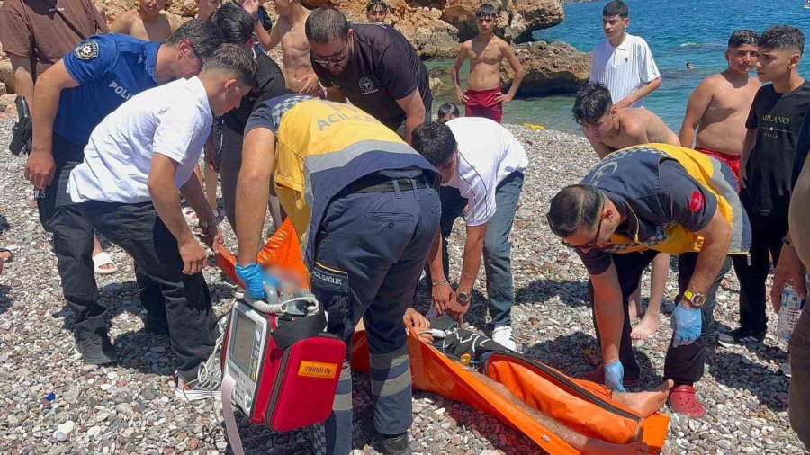Arkadaşını Kurtarmak İsterken Boğulma Tehlikesi Geçiren Çocuk Hastanelik Oldu