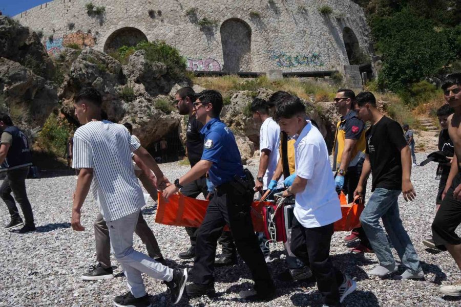Arkadaşını Kurtarmak İsterken Boğulma Tehlikesi Geçiren Çocuk Hastanelik Oldu