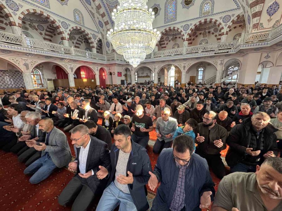 Kulu’da Bayram Namazında Camiler Doldu
