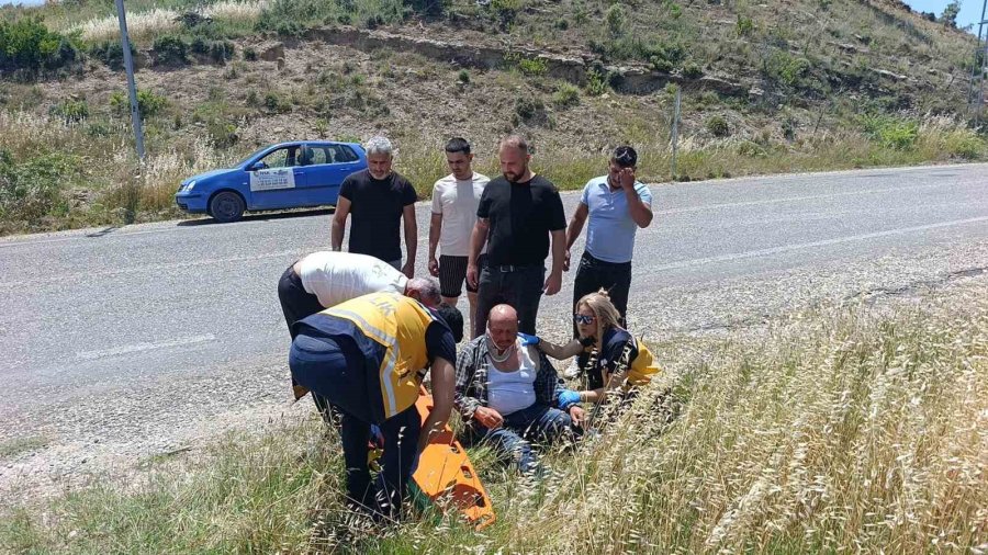 Devrilen Traktörden Kabin Sayesinde Yaralı Kurtuldu