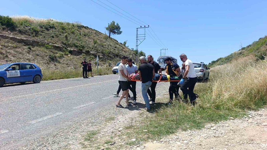 Devrilen Traktörden Kabin Sayesinde Yaralı Kurtuldu