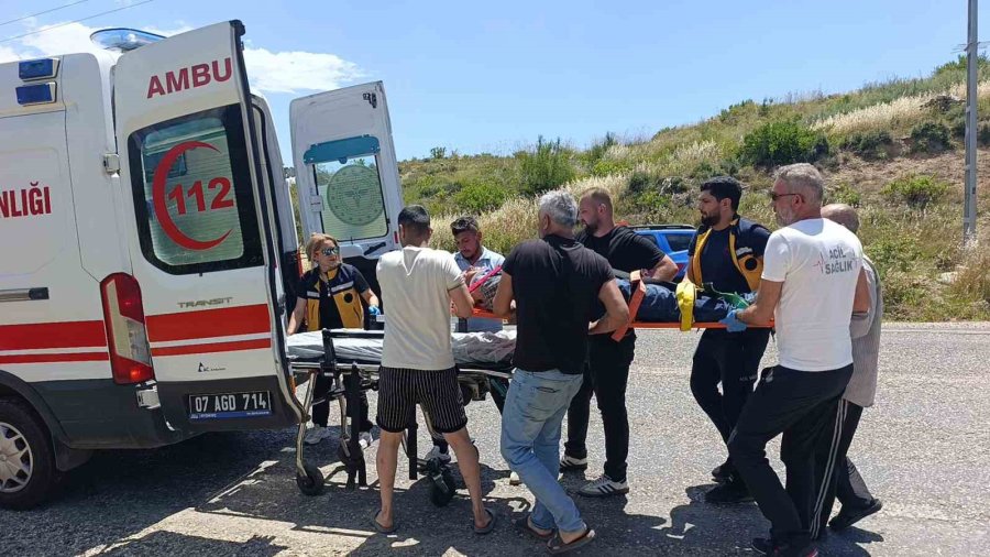 Devrilen Traktörden Kabin Sayesinde Yaralı Kurtuldu