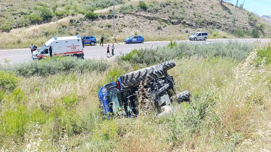 Devrilen Traktörden Kabin Sayesinde Yaralı Kurtuldu