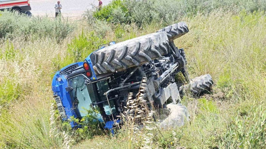 Devrilen Traktörden Kabin Sayesinde Yaralı Kurtuldu