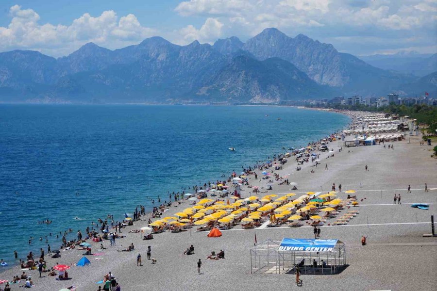 Bayramın İlk Gününde Tatilciler Antalya Sahillerine Akın Etti