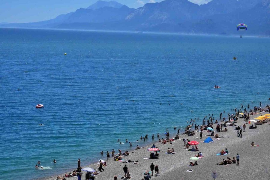 Bayramın İlk Gününde Tatilciler Antalya Sahillerine Akın Etti