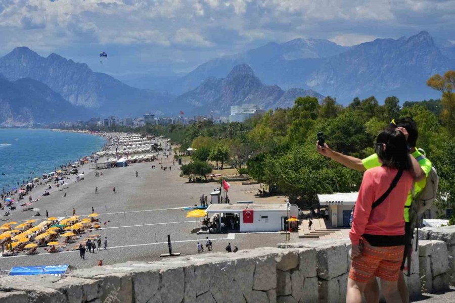Bayramın İlk Gününde Tatilciler Antalya Sahillerine Akın Etti