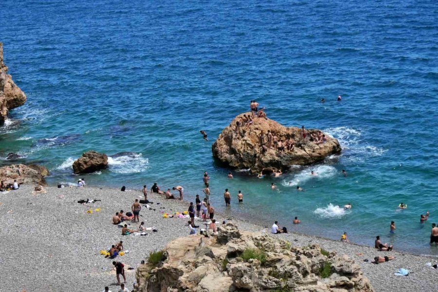 Antalya Sahillerinde Bayram Yoğunluğu İkinci Günde Artarak Devam Etti