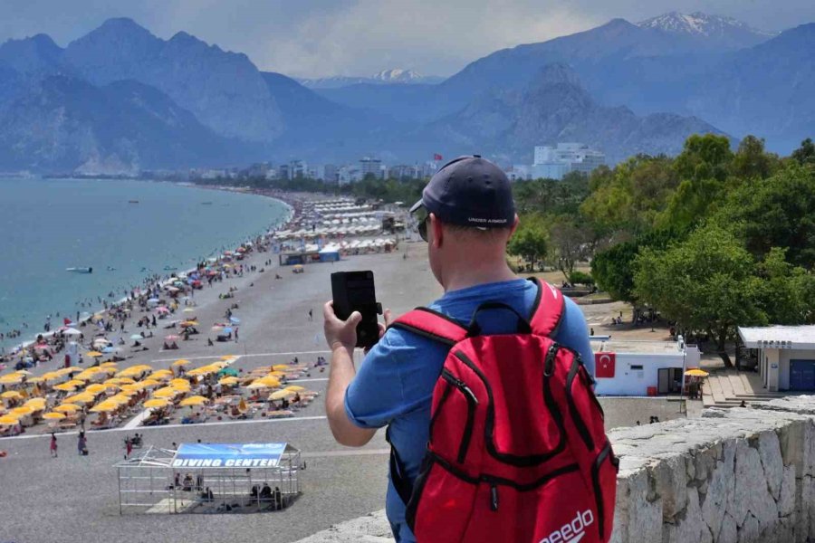 Antalya Sahillerinde Bayram Yoğunluğu İkinci Günde Artarak Devam Etti