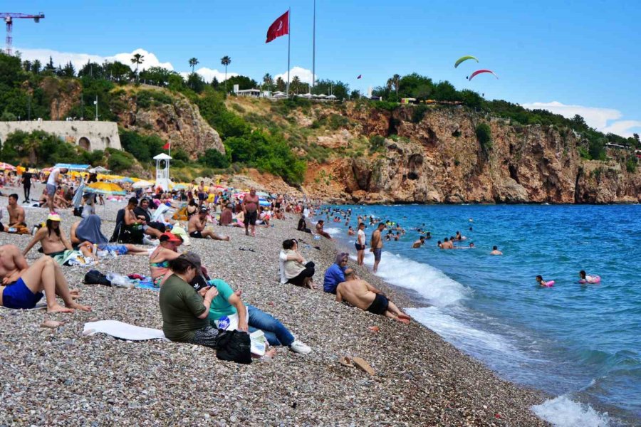 Antalya Sahillerinde Bayram Yoğunluğu İkinci Günde Artarak Devam Etti