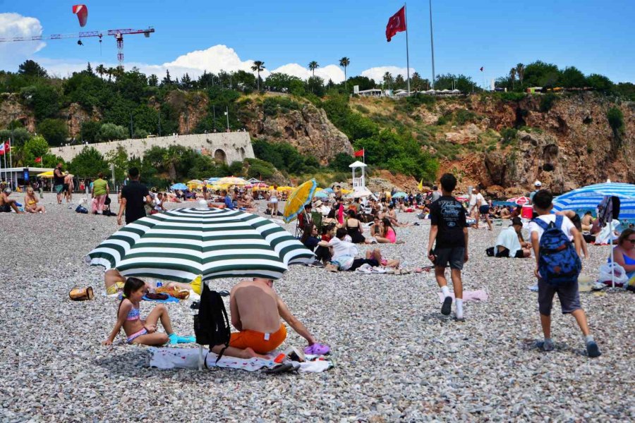 Antalya Sahillerinde Bayram Yoğunluğu İkinci Günde Artarak Devam Etti
