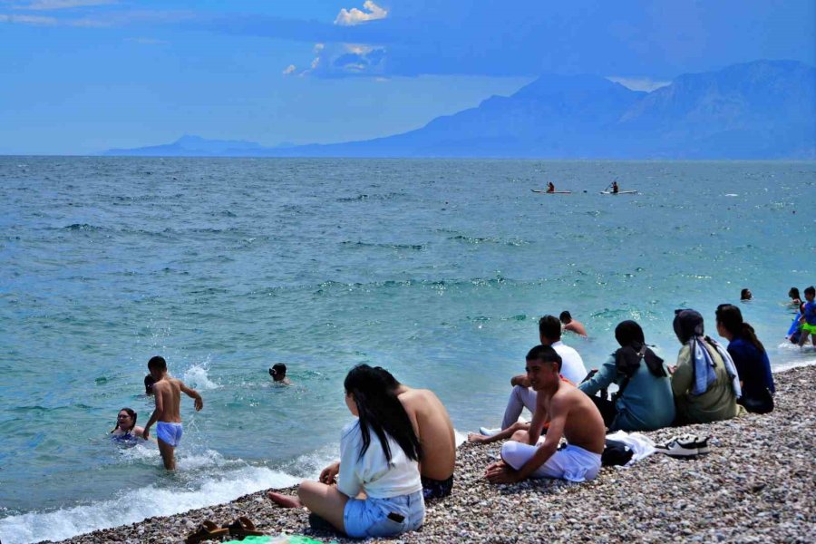 Antalya Sahillerinde Bayram Yoğunluğu İkinci Günde Artarak Devam Etti
