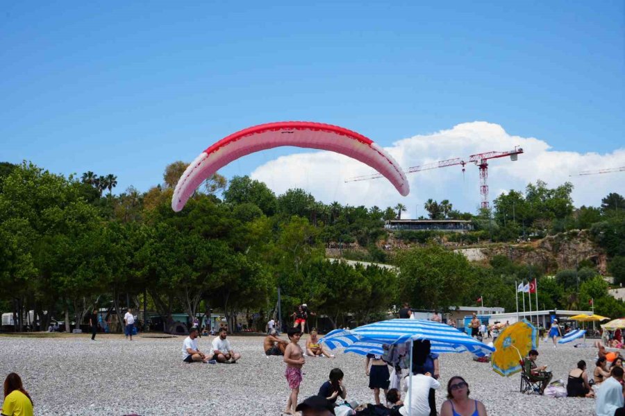 Antalya Sahillerinde Bayram Yoğunluğu İkinci Günde Artarak Devam Etti