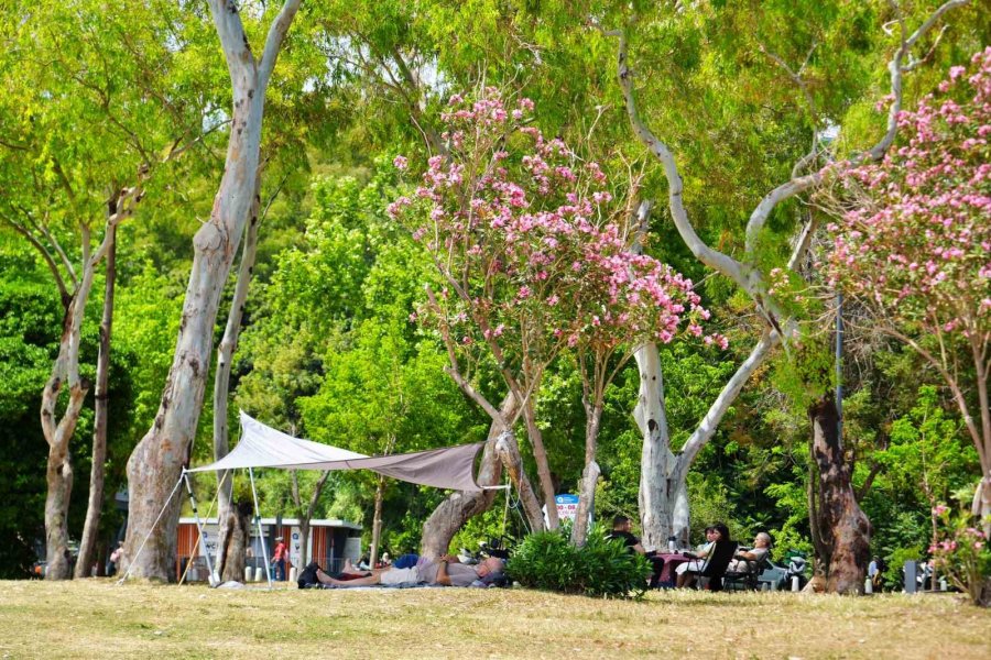 Antalya Sahillerinde Bayram Yoğunluğu İkinci Günde Artarak Devam Etti
